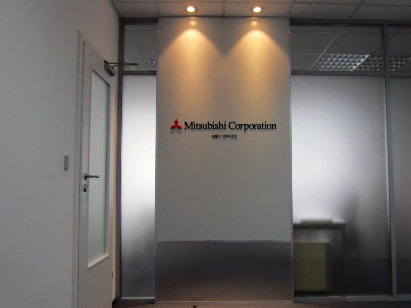 Стойка с логотипом Mitsubishi Corporation и лайтбокс заказать недорого