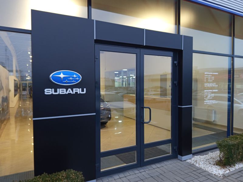 Віхдна група з вакуумформованим логотипом для дилера Subaru