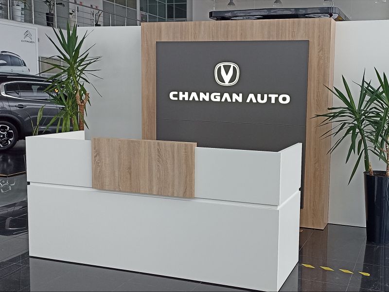 Стіл-ресепшен та брендвол Changan Auto